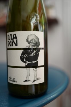 2023 曼恩酒莊 大人物 白酒</br>Weingut Mann Müller-Thurgau 1L